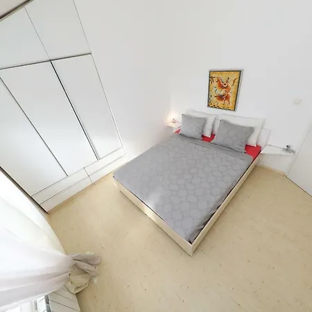 Daisy Apartment